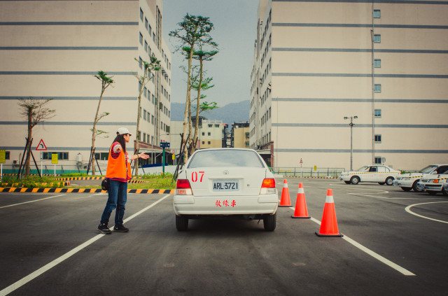 教練在場內指導學員